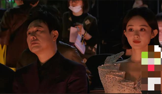 在张颂文旁边冯绍峰发言台下大喊赵丽颖凯发K8国际娱乐星光大赏：赵丽颖坐(图1)